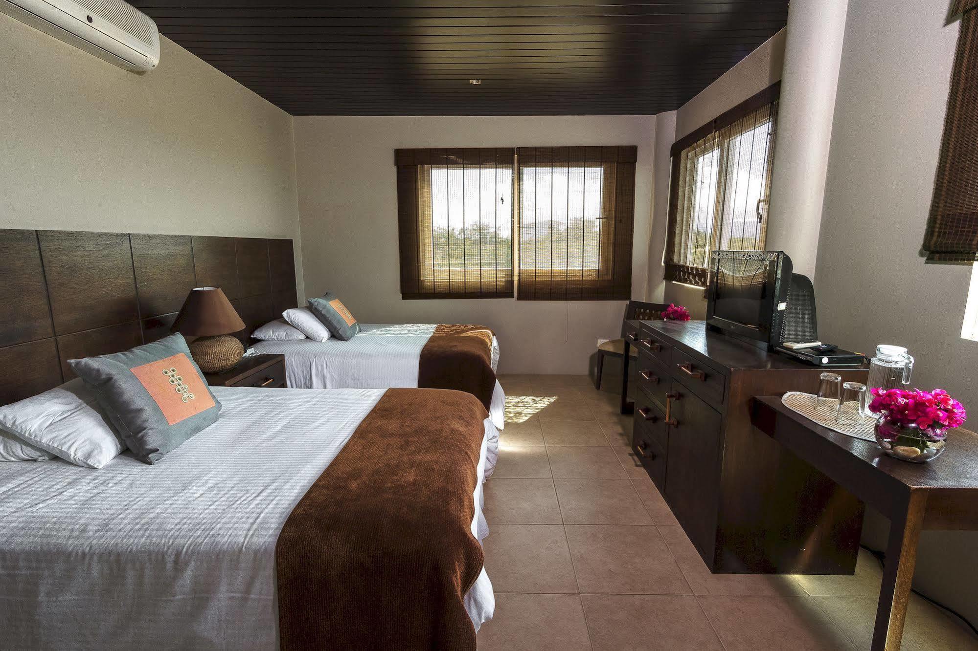 Iguana Crossing Boutique Hotel Puerto Villamil Extérieur photo